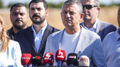 CHP Genel Başkanı Özgür Özel, yolsuzluk soruşturması kapsamında tutuklanarak İstanbul