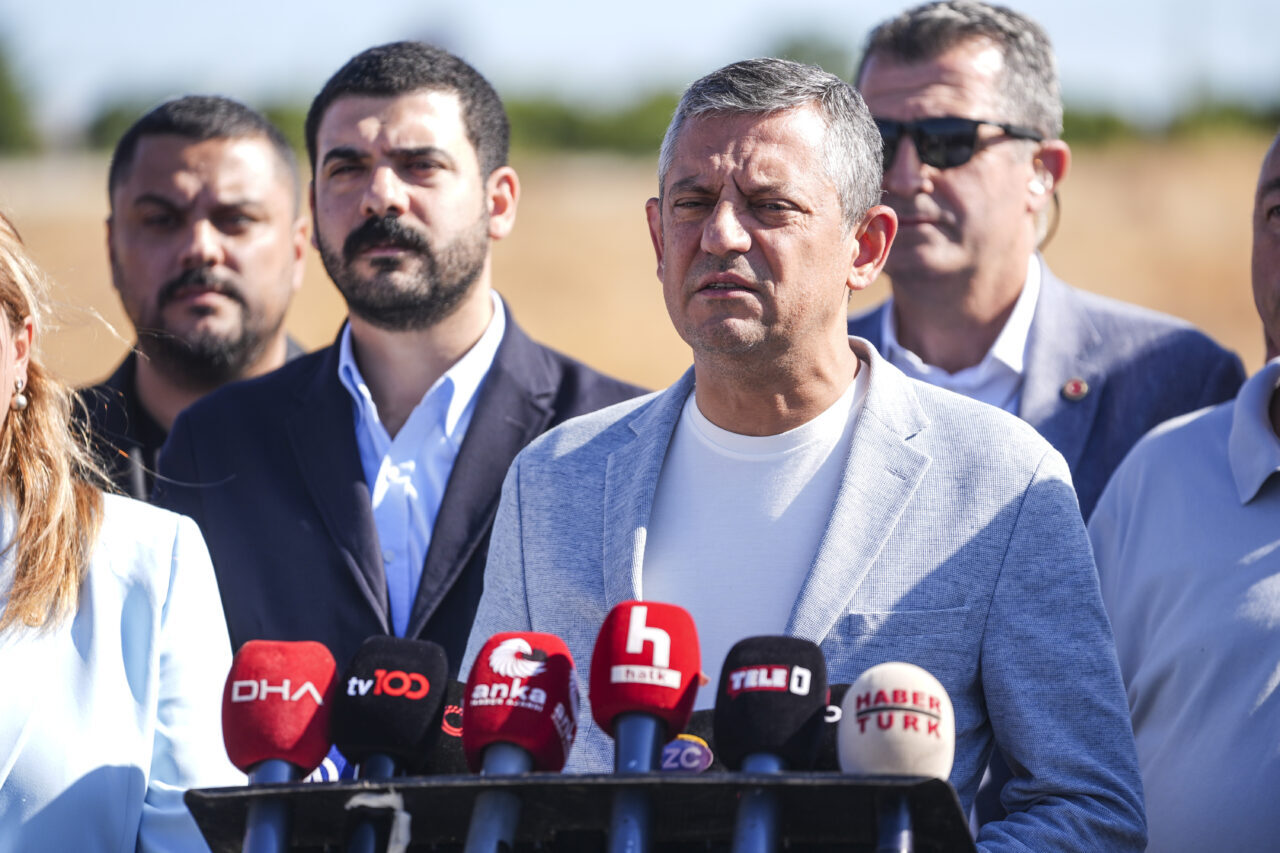 CHP Genel Başkanı Özgür Özel, yolsuzluk soruşturması kapsamında tutuklanarak İstanbul