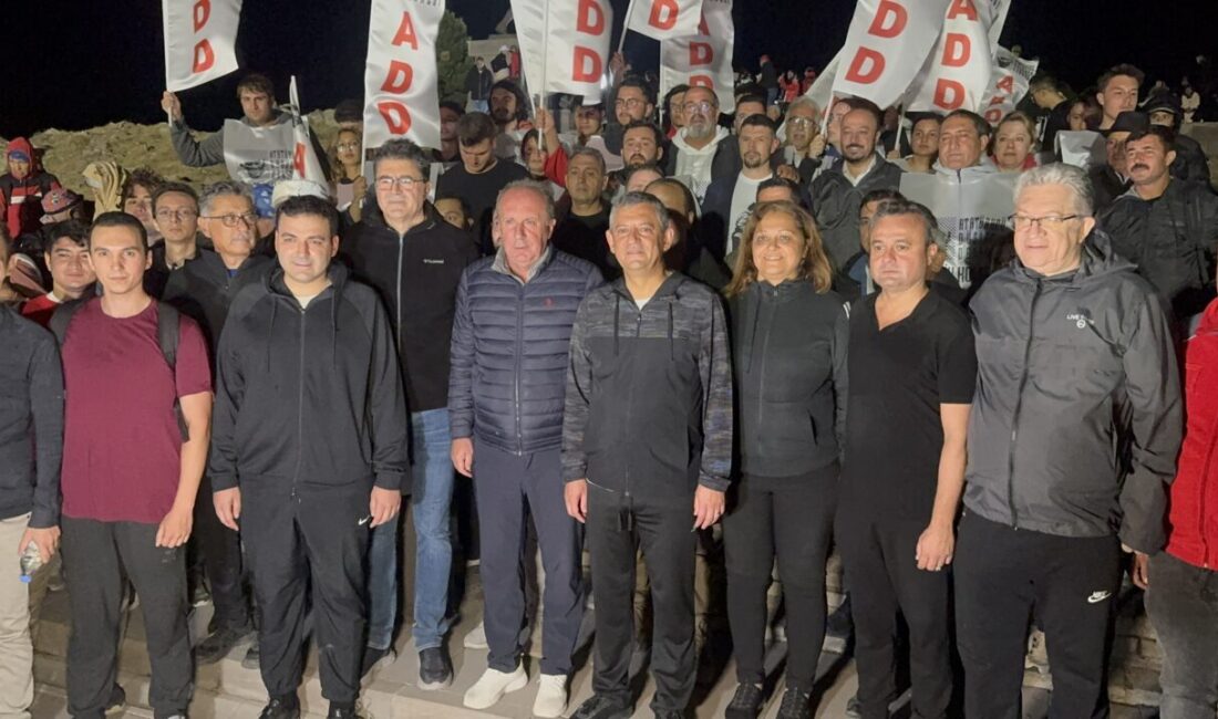  CHP Genel Başkanı Özgür Özel, Afyonkarahisar'ın Şuhut ilçesinde partisinin ilçe