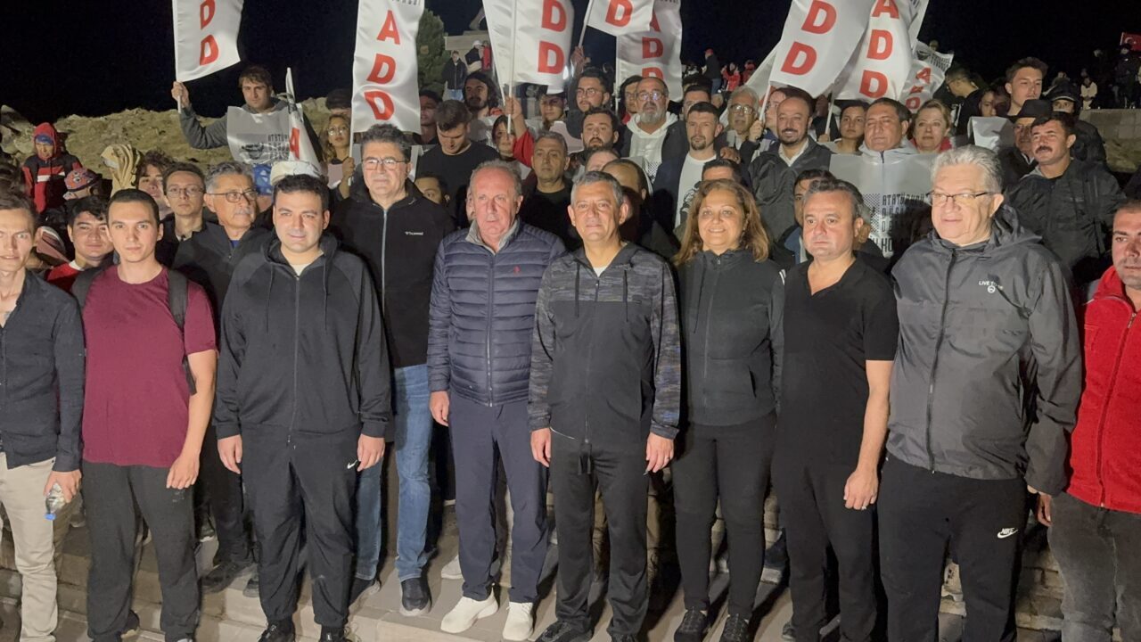  CHP Genel Başkanı Özgür Özel, Afyonkarahisar'ın Şuhut ilçesinde partisinin ilçe