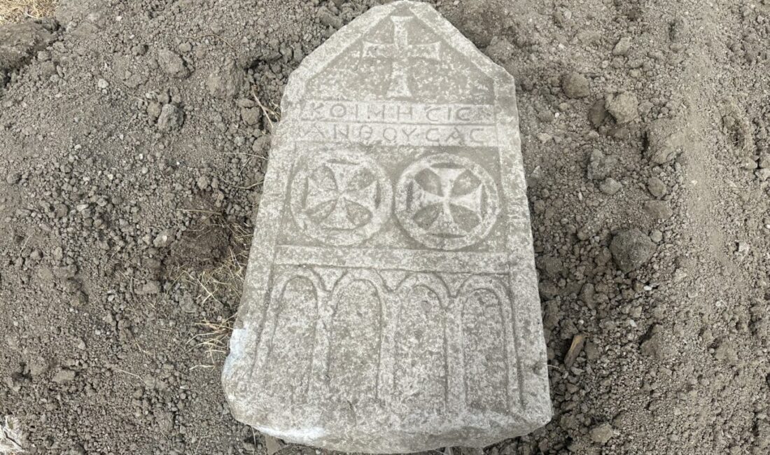 Çorum'un Alaca ilçesinde kepçe operatörünün kanal çalışması yaparken bulduğu, üzerinde