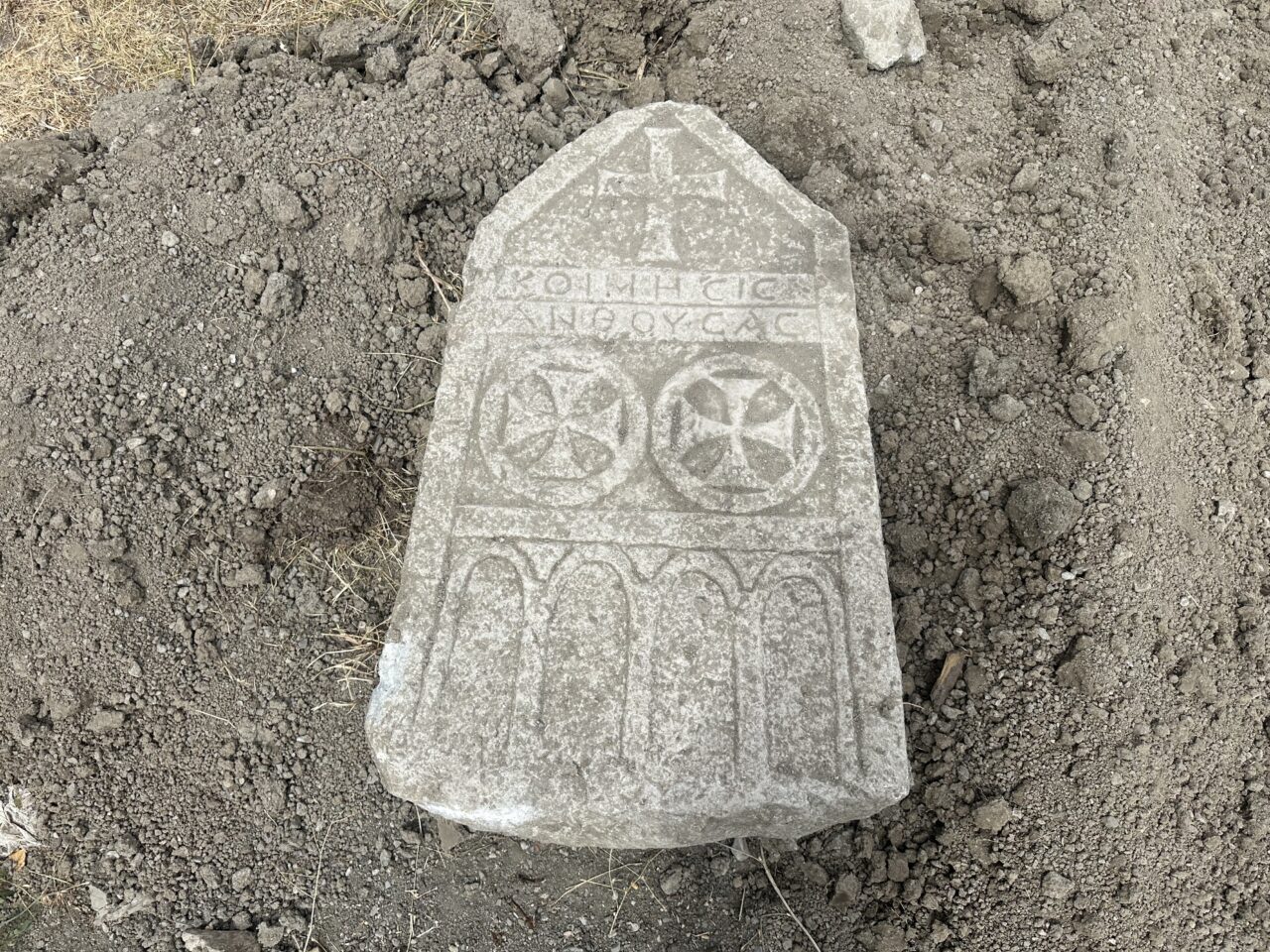 Çorum'un Alaca ilçesinde kepçe operatörünün kanal çalışması yaparken bulduğu, üzerinde