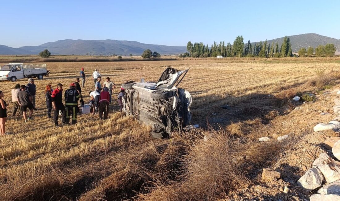  Denizli'nin Tavas ilçesinde hafif ticari aracın devrilmesi sonucu aynı aileden