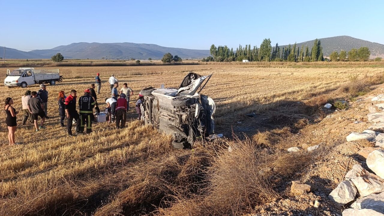  Denizli'nin Tavas ilçesinde hafif ticari aracın devrilmesi sonucu aynı aileden