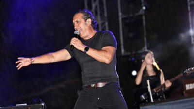 Denizli'de, 30 Ağustos Zafer Bayramı kutlamaları kapsamında şarkıcı Kıraç konser