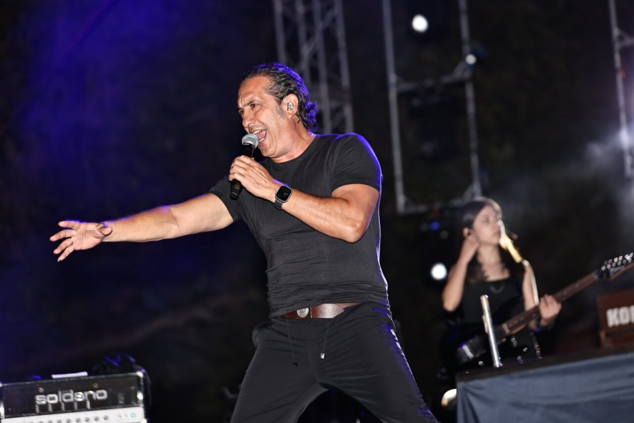 Denizli'de, 30 Ağustos Zafer Bayramı kutlamaları kapsamında şarkıcı Kıraç konser