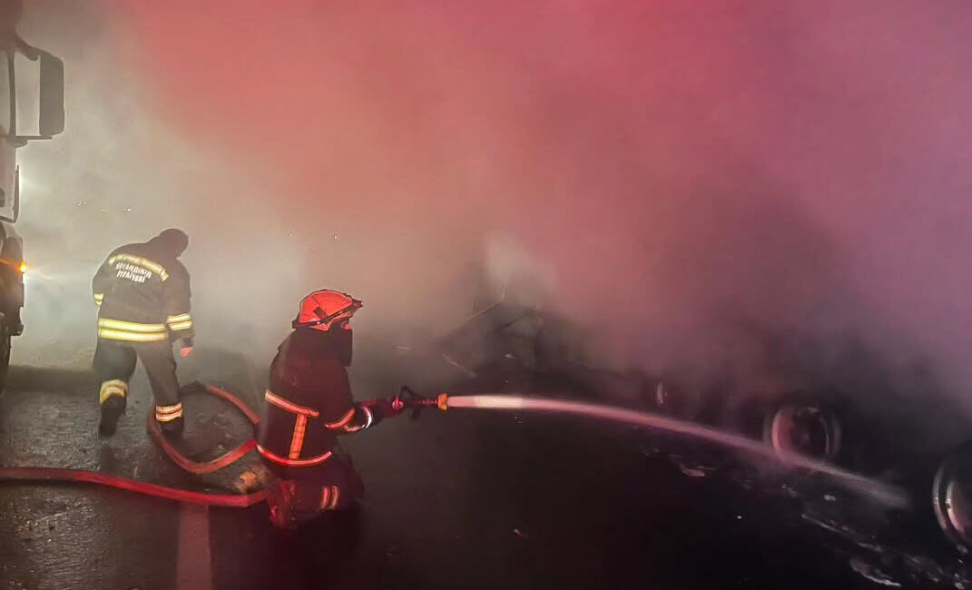 Diyarbakır'ın merkez Bağlar ilçesinde park halindeki tırda çıkan yangın itfaiye