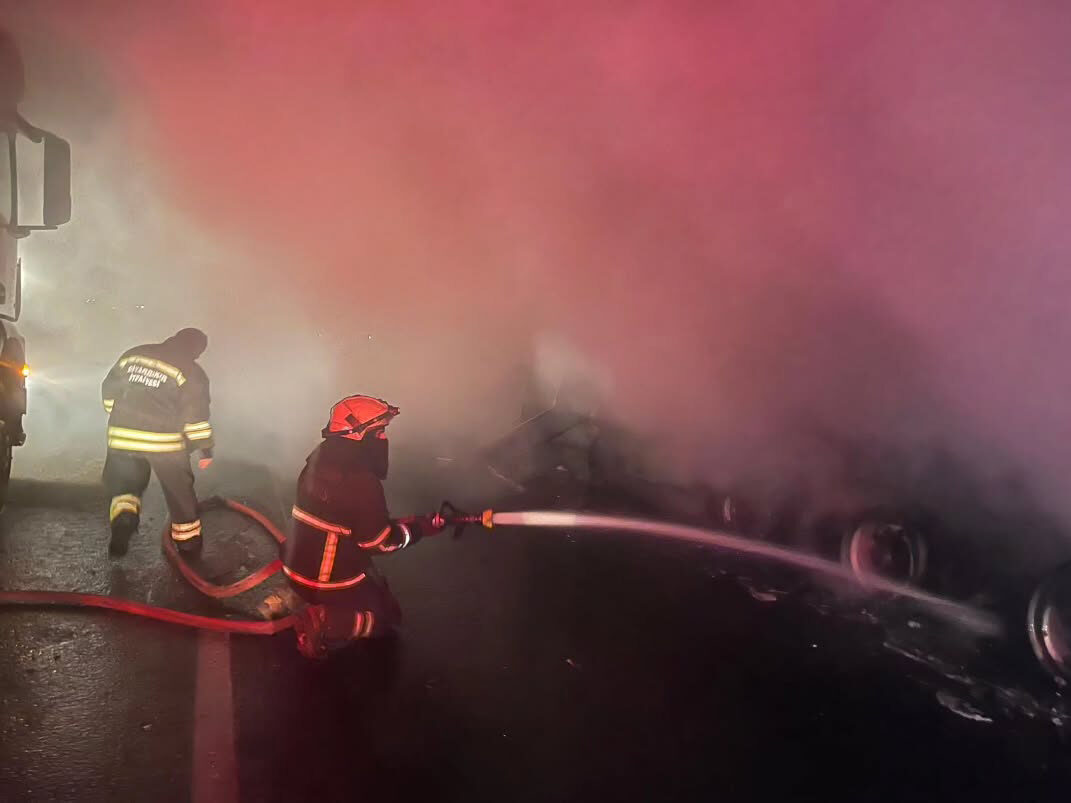 Diyarbakır'ın merkez Bağlar ilçesinde park halindeki tırda çıkan yangın itfaiye