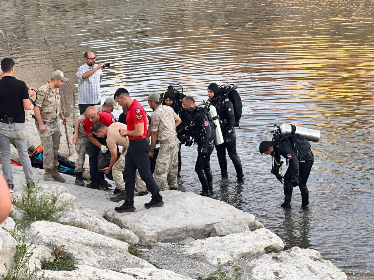  Diyarbakır'ın Silvan ilçesinde serinlemek için Batman Çayı'na giren genç boğuldu.