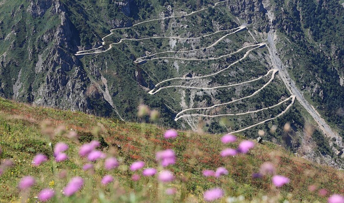 Bayburt-Trabzon arasında 3 bin 500 metre yükseklikteki Soğanlı Dağı'ndaki dik