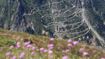 Bayburt-Trabzon arasında 3 bin 500 metre yükseklikteki Soğanlı Dağı'ndaki dik