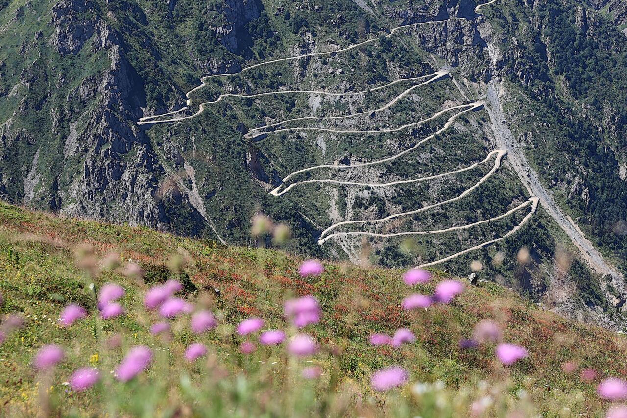 Bayburt-Trabzon arasında 3 bin 500 metre yükseklikteki Soğanlı Dağı'ndaki dik