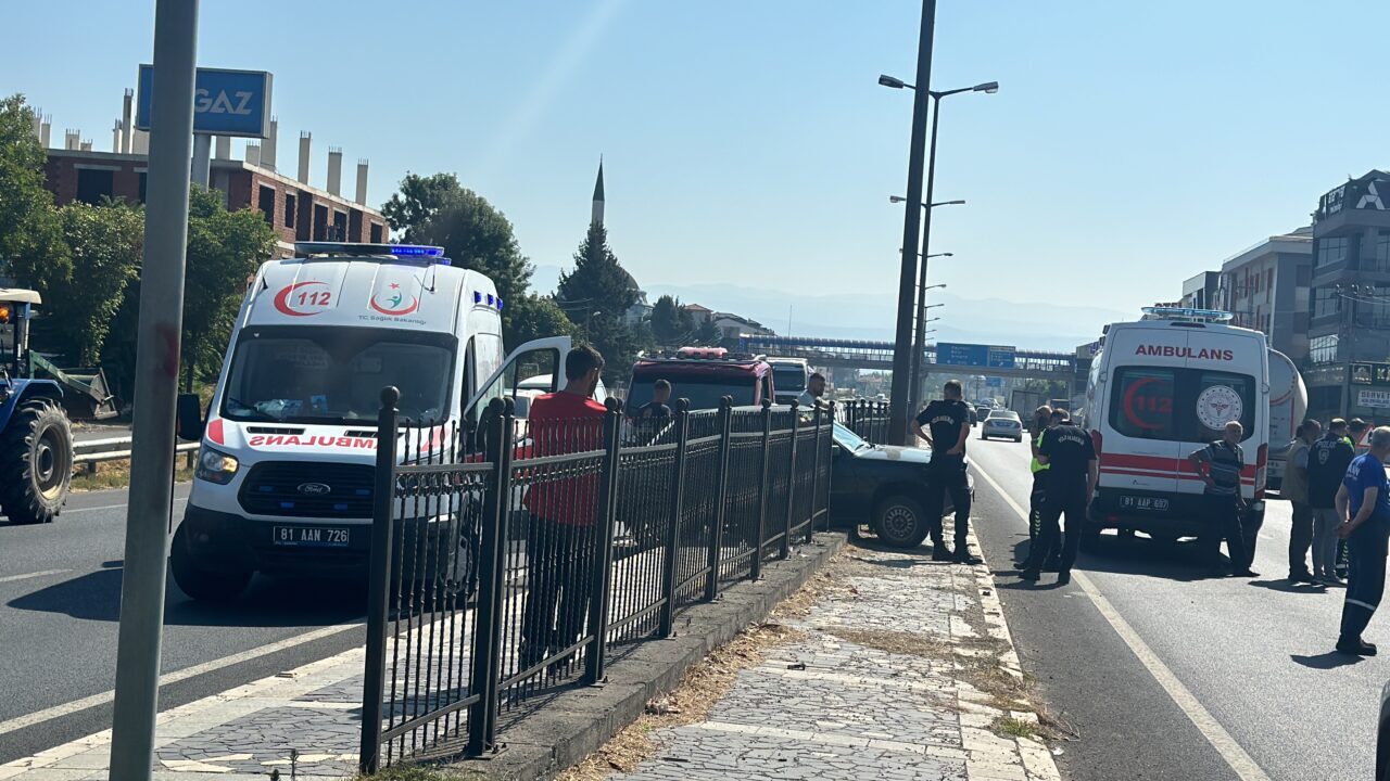  Düzce'de otomobille silobas dorse takılı tırın çarpışması sonucu 7 kişi