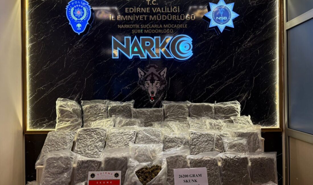 Edirne İl Emniyet Müdürlüğü ekiplerince, bir otomobilde 26 kilo 200