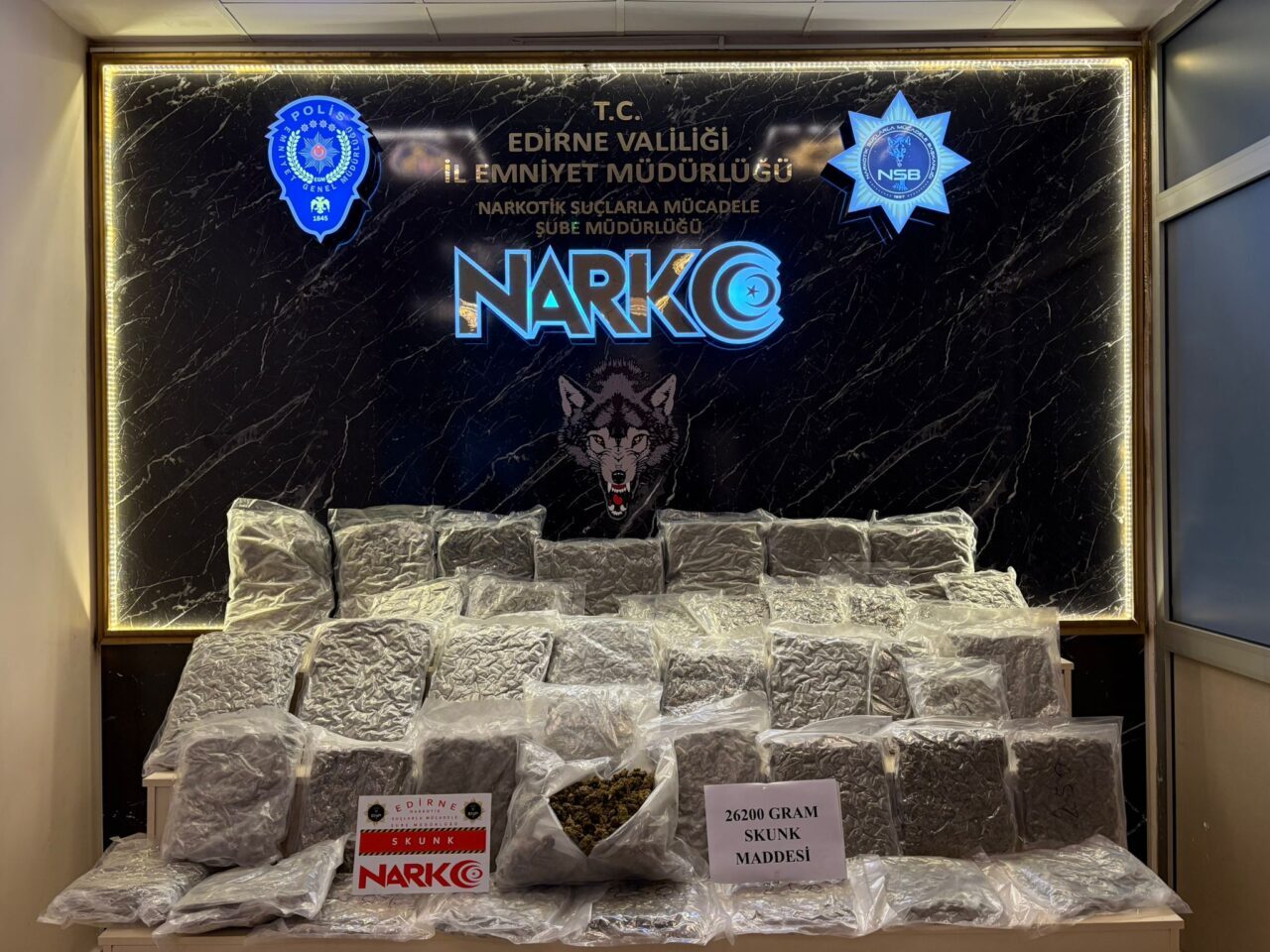 Edirne İl Emniyet Müdürlüğü ekiplerince, bir otomobilde 26 kilo 200