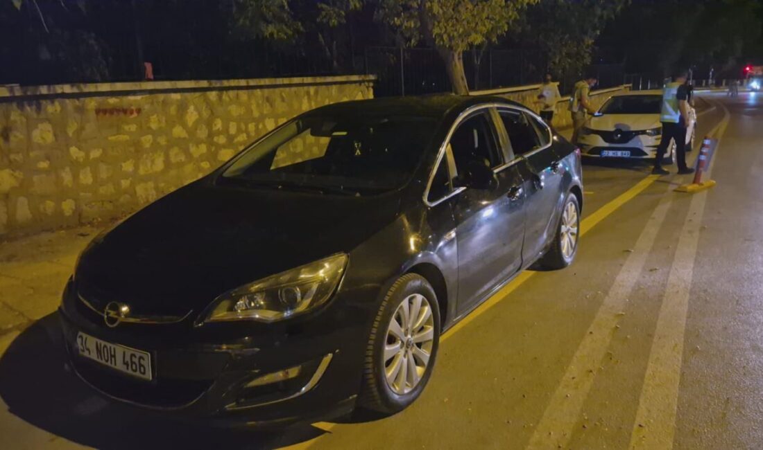 Edirne'de jandarmanın "dur" ihtarına uymayan otomobilde 6 düzensiz göçmen yakalandı.