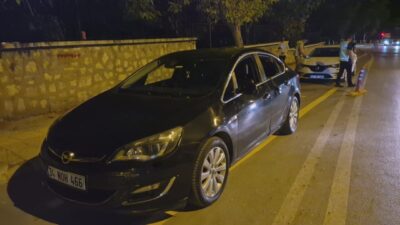 Edirne'de jandarmanın "dur" ihtarına uymayan otomobilde 6 düzensiz göçmen yakalandı.