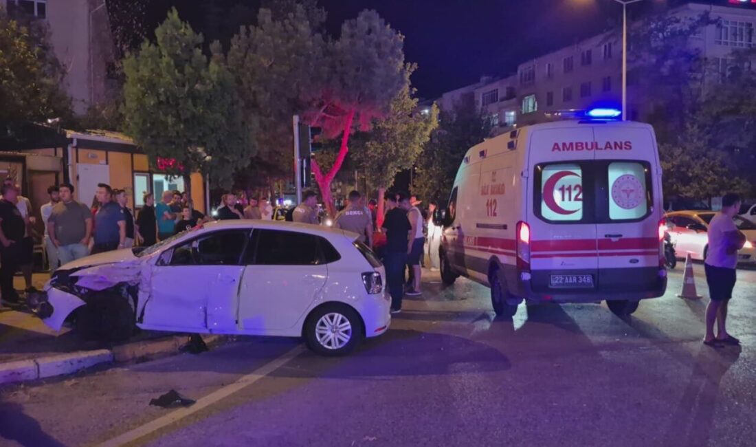 Edirne'de kamyonet ve otomobilin çarpışması sonucu 3 kişi yaralandı.