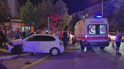 Edirne'de kamyonet ve otomobilin çarpışması sonucu 3 kişi yaralandı.