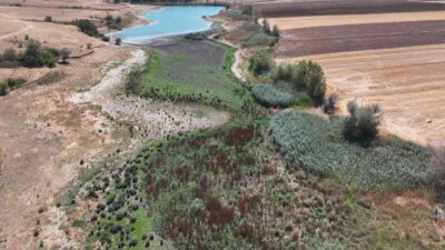 Edirne'de merkeze bağlı Korucu köyünde bulunan göletin su seviyesi, kuraklık