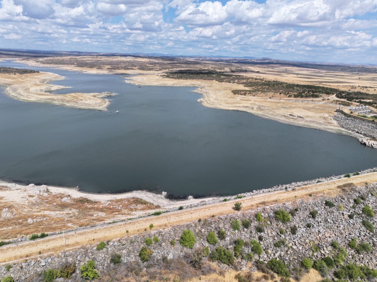 Edirne'deki Süloğlu Barajı'nın su seviyesi kuraklık ve aşırı sıcaklara bağlı