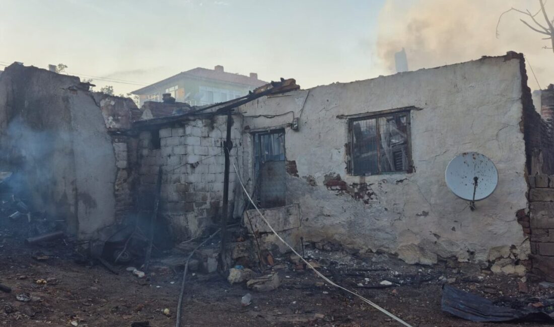  Edirne'nin Havsa ilçesinde çıkan yangında bir ev kullanılamaz hale geldi,