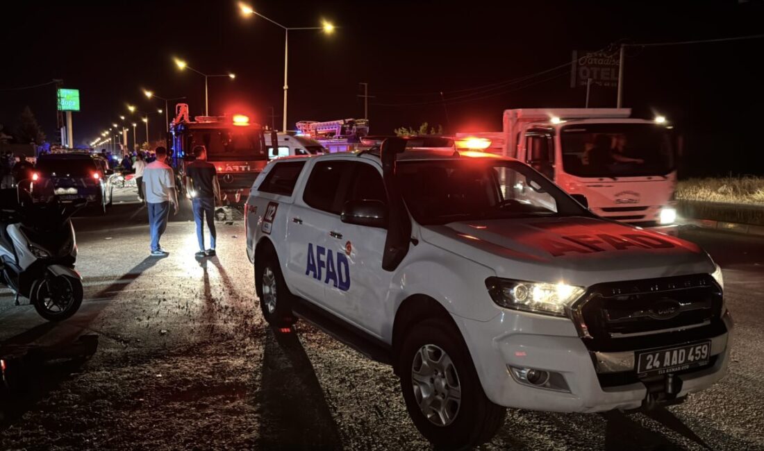 Erzincan'da bir hafif ticari araç ile iki otomobilin karıştığı zincirleme