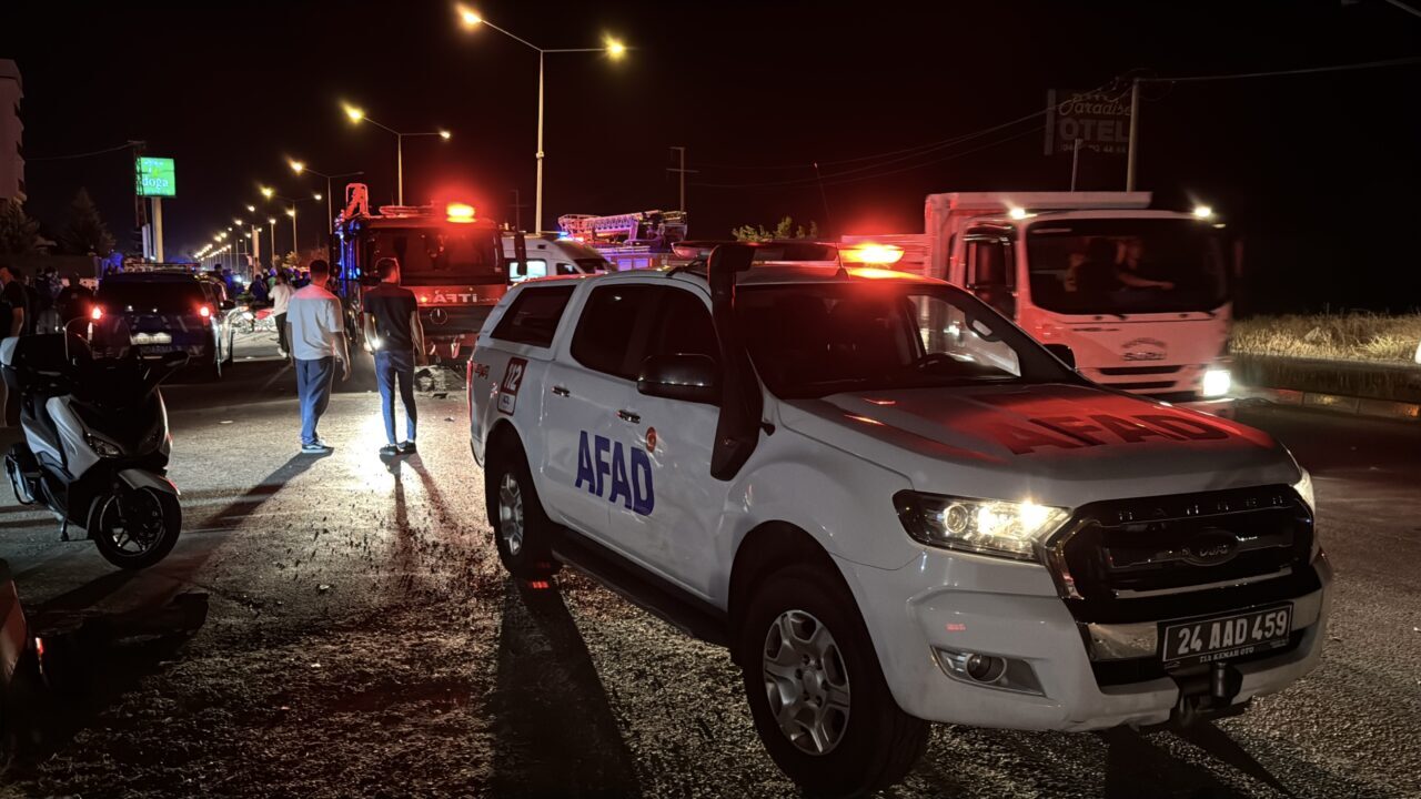 Erzincan'da bir hafif ticari araç ile iki otomobilin karıştığı zincirleme