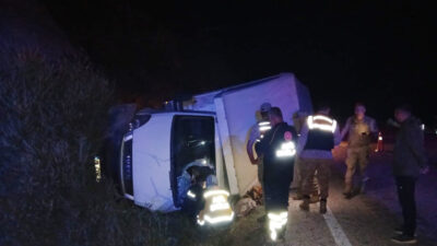 Erzincan’da devrilen kamyonetin sürücüsü hayatını kaybetti.