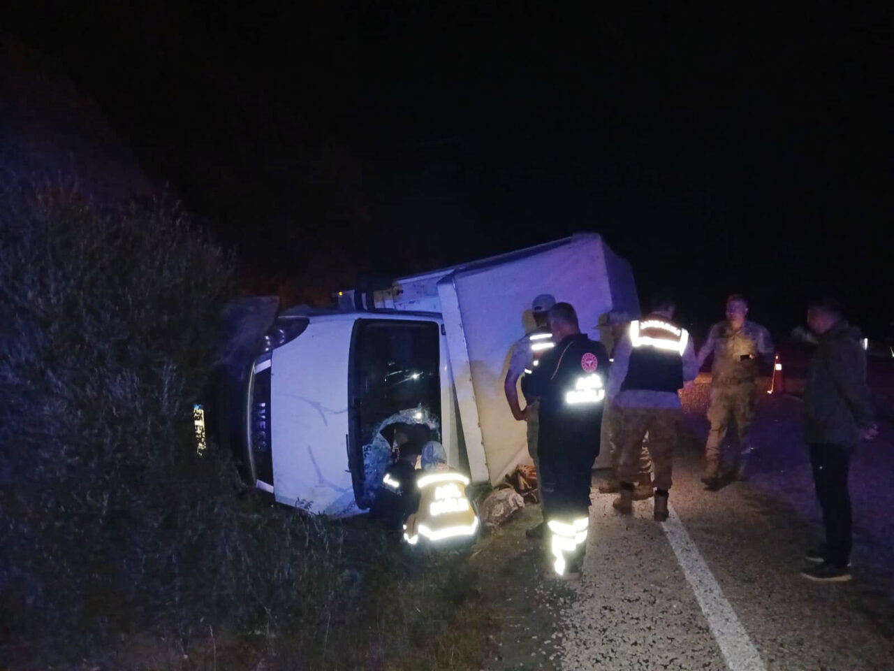 Erzincan’da devrilen kamyonetin sürücüsü hayatını kaybetti.