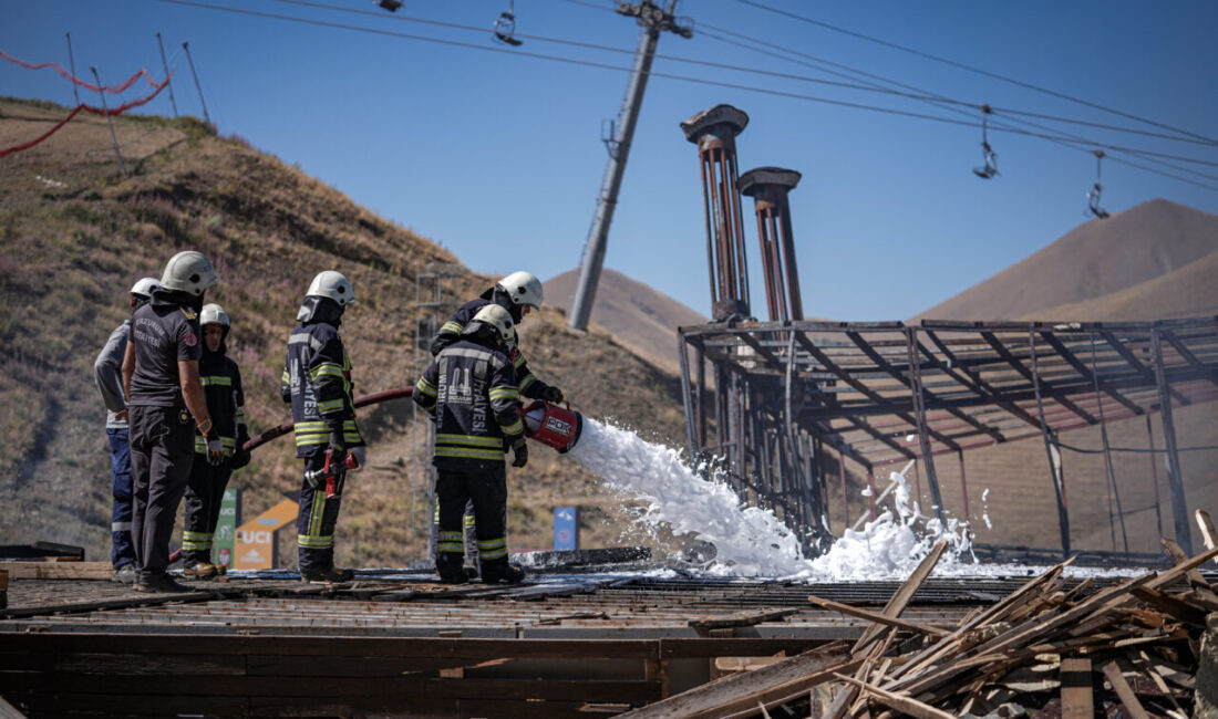 Erzurum'da bir kafede çıkan yangın, itfaiye ekiplerince söndürüldü.