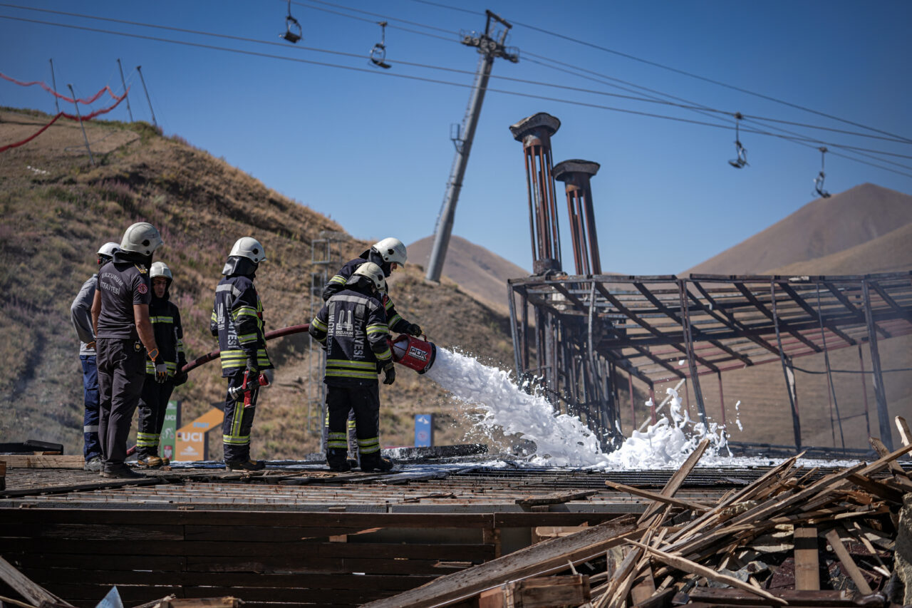 Erzurum'da bir kafede çıkan yangın, itfaiye ekiplerince söndürüldü.
