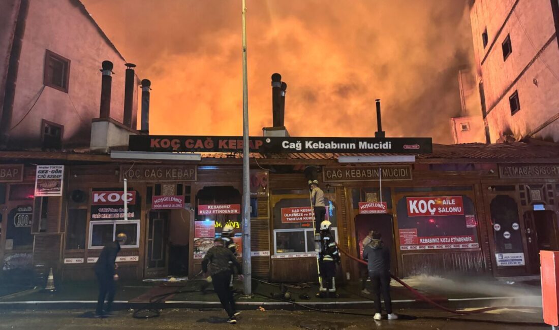 Erzurum'da, cağ kebabı restoranında çıkan yangın, yandaki binaların çatısına sıçradı.
