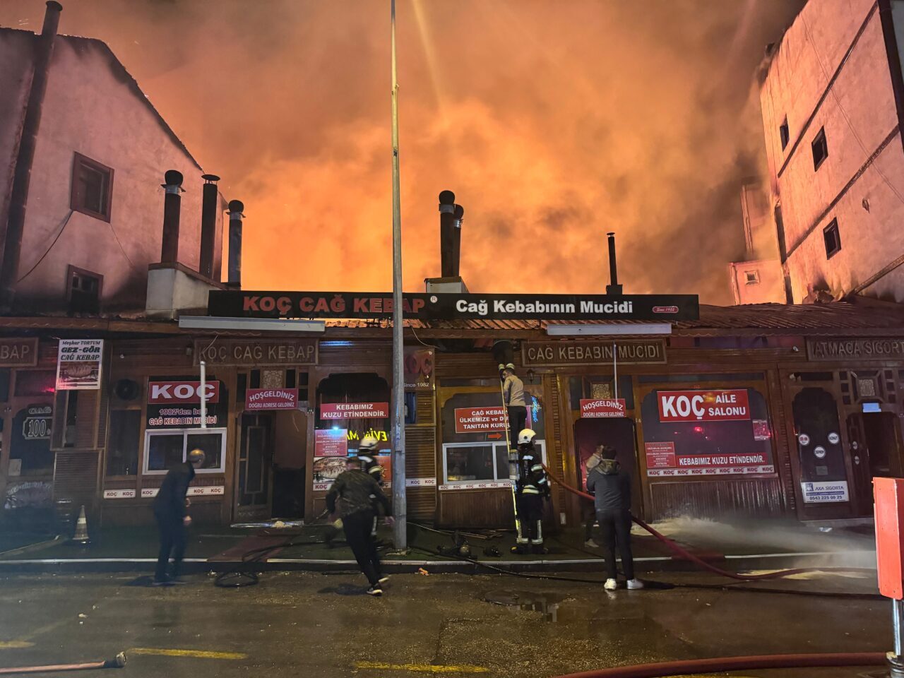 Erzurum'da, cağ kebabı restoranında çıkan yangın, yandaki binaların çatısına sıçradı.