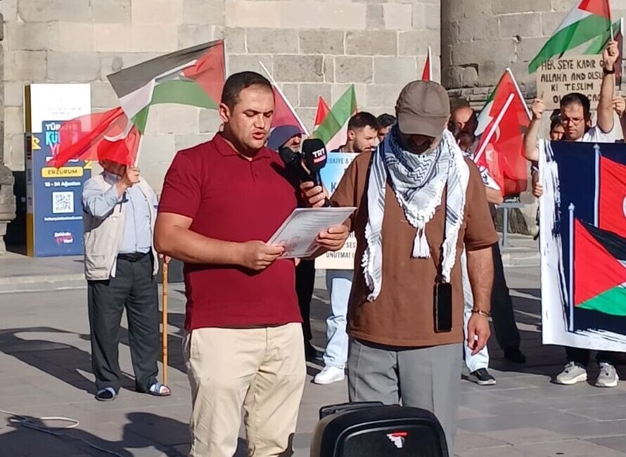  Erzurum'da hekimler ve sağlık çalışanları, İsrail'in Gazze'ye yönelik saldırılarını protesto