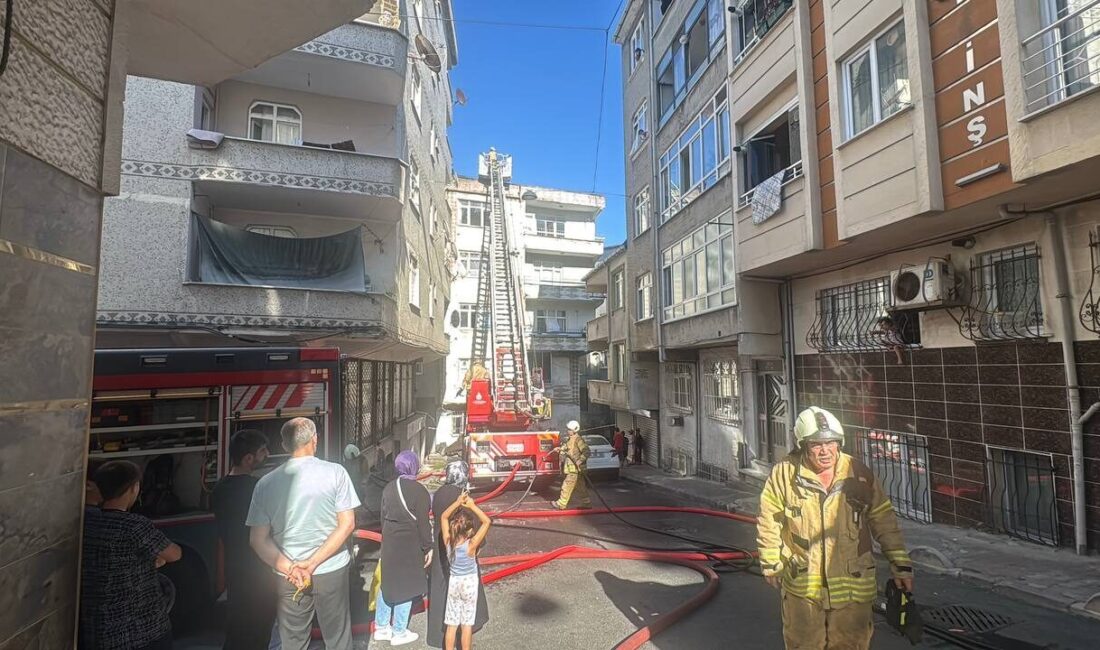 İstanbul'un ilçesi Esenler'de binanın çatısında çıkan yangın itfaiye ekiplerince söndürüldü.