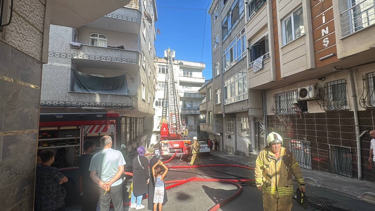 İstanbul'un ilçesi Esenler'de binanın çatısında çıkan yangın itfaiye ekiplerince söndürüldü.
