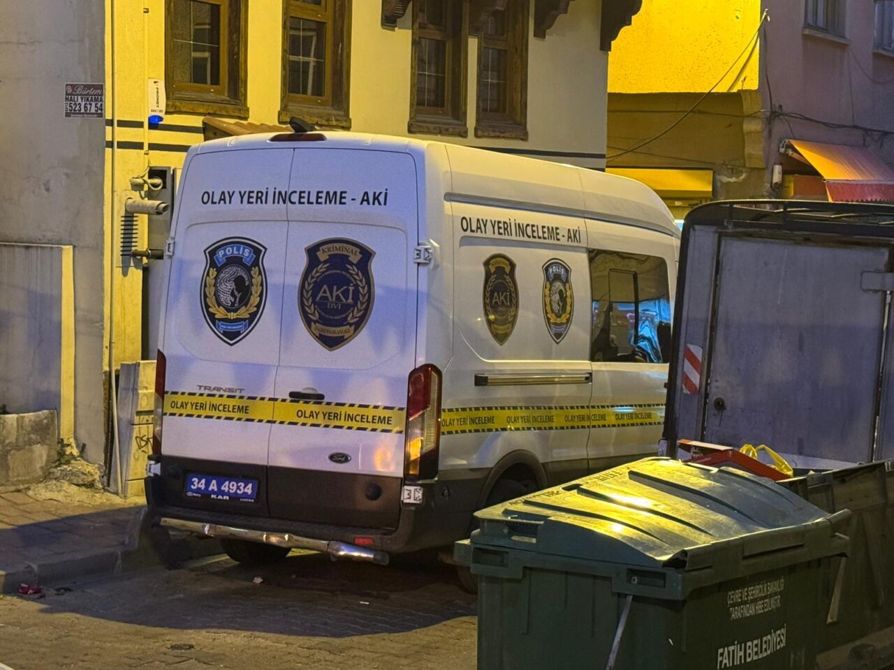 İstanbul'un ilçesi Fatih'te inşaat malzemeleri satılan dükkandaki kuyuda erkek cesedi