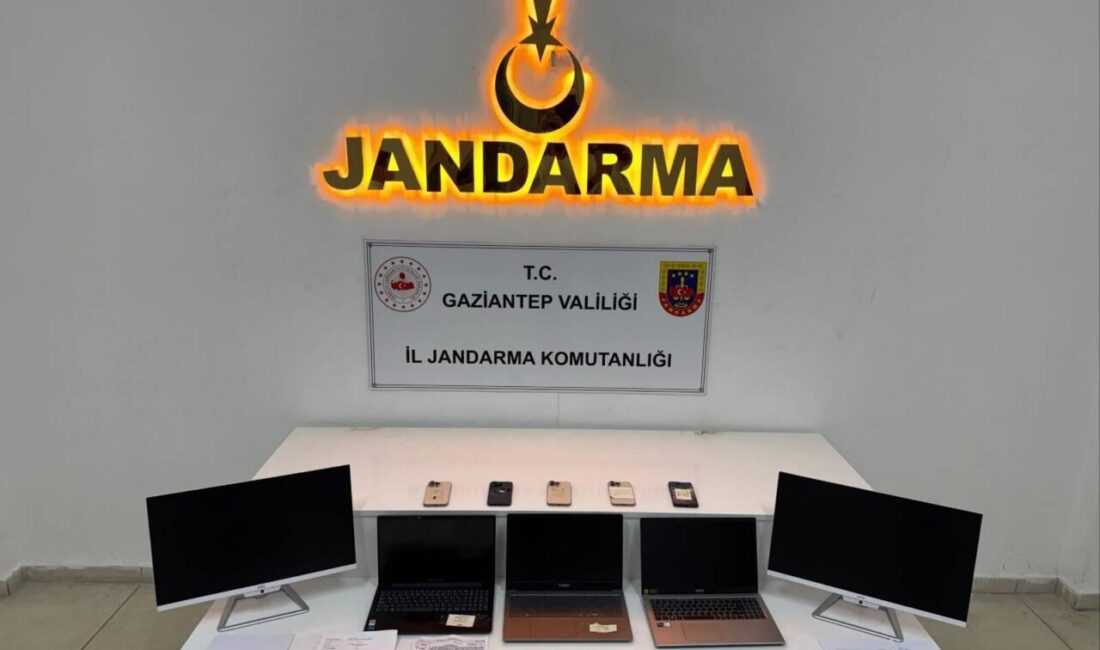 Gaziantep'te resmi belgede sahtecilik yaptıkları iddiasıyla 3 zanlı gözaltına alındı.