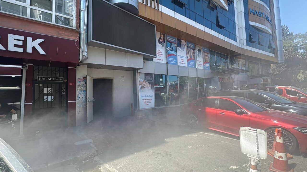 İstanbul'un ilçesi Gaziosmanpaşa'da bulunan özel hastanede çıkan yangın itfaiye ekiplerince