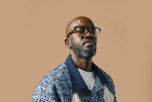 Elektronik müziği, caz, R&B ve soul müzikle harmanlayıp, Afrika ritimleriyle