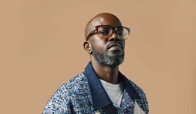 Elektronik müziği, caz, R&B ve soul müzikle harmanlayıp, Afrika ritimleriyle