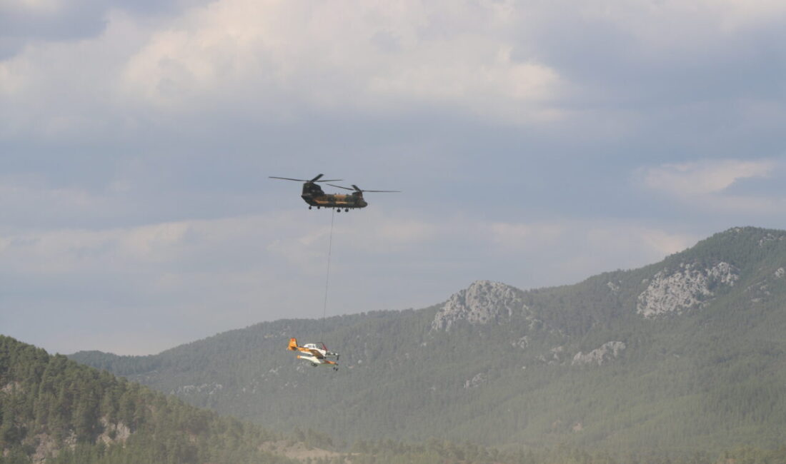 Burdur'un Bucak ilçesinde kaza kırıma uğrayan uçak, vinç yardımıyla gölden