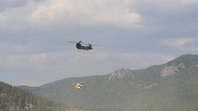 Burdur'un Bucak ilçesinde kaza kırıma uğrayan uçak, vinç yardımıyla gölden