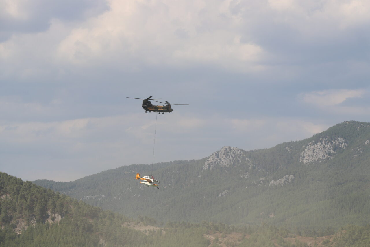 Burdur'un Bucak ilçesinde kaza kırıma uğrayan uçak, vinç yardımıyla gölden