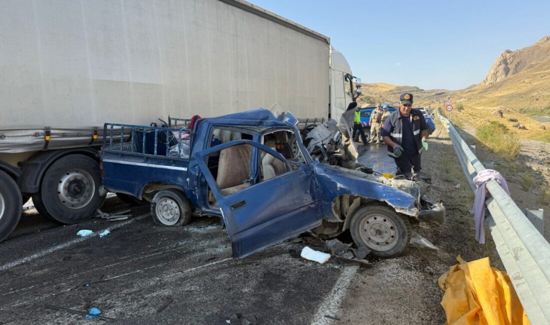 Hakkari'de tır ile pikabın çarpışması sonucu 4 kişi hayatını kaybetti,