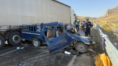 Hakkari'de tır ile pikabın çarpışması sonucu 4 kişi hayatını kaybetti,