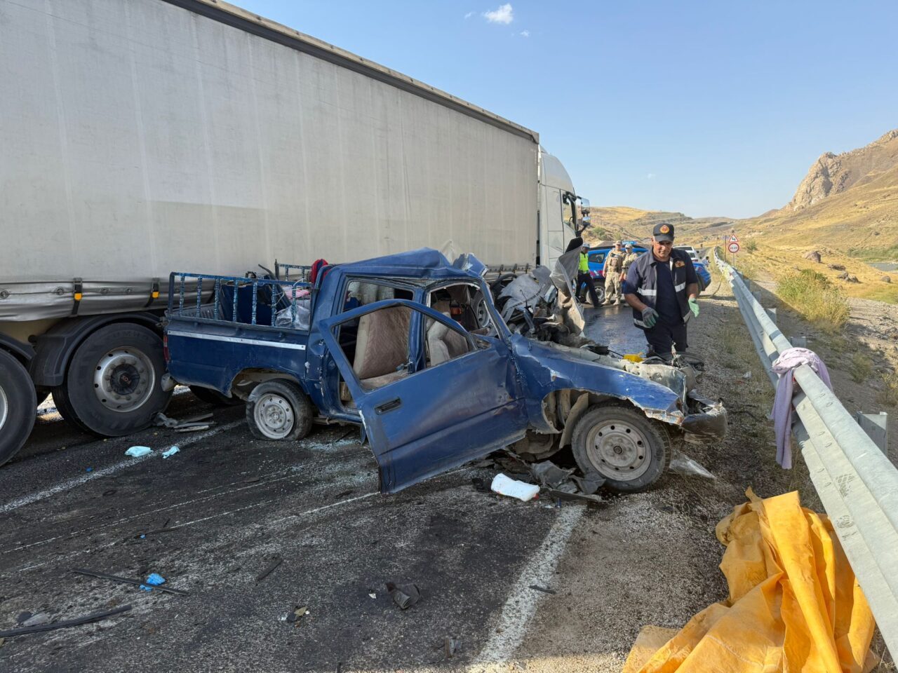 Hakkari'de tır ile pikabın çarpışması sonucu 4 kişi hayatını kaybetti,