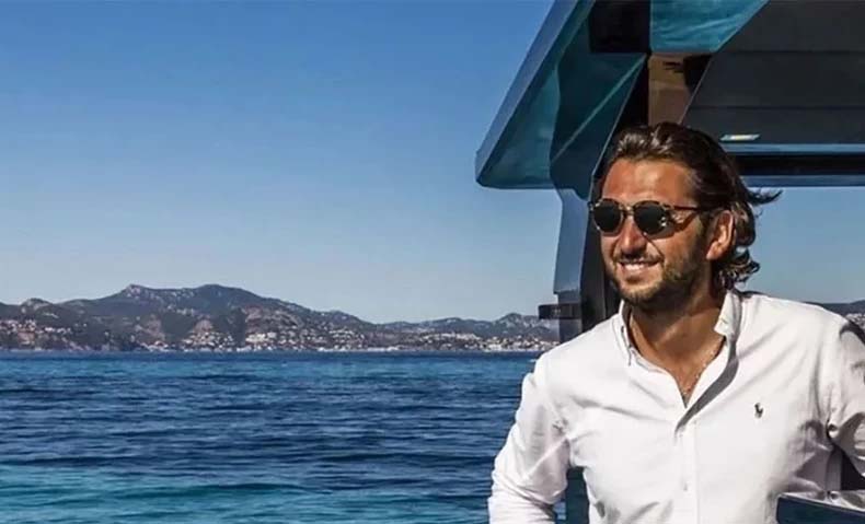 Yalova'da'da Bozcaada'ya gitmek üzere denize açıldığı tekknesi, parçalanmış ve yarı