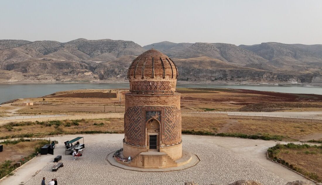 Batman'da birçok medeniyete ev sahipliği yapan Hasankeyf ilçesindeki tarihi yapılar